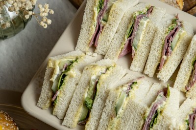 Assortiment de bouchées apéritives avec blinis au saumon et caviar, et mini-sandwichs garnis de crème et œufs de poisson.