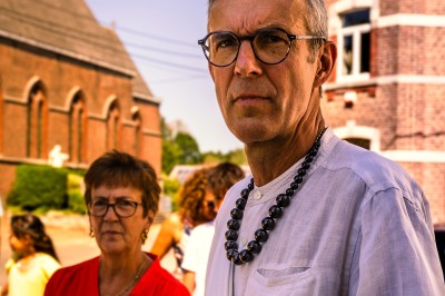 Miniature A Tom Prod #2 Un homme et une femme dansent ensemble lors d'un événement, entourés de plusieurs personnes en arrière-plan.