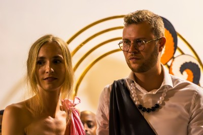 Miniature A Tom Prod #3 Un homme et une femme dansent ensemble lors d'un événement, entourés de plusieurs personnes en arrière-plan.