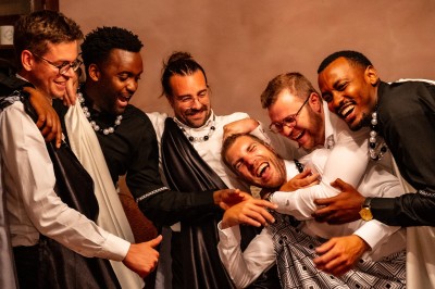 Miniature A Tom Prod #4 Un homme et une femme dansent ensemble lors d'un événement, entourés de plusieurs personnes en arrière-plan.