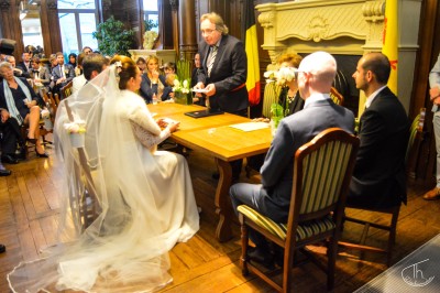 Miniature A Tom Prod #6 Un homme et une femme dansent ensemble lors d'un événement, entourés de plusieurs personnes en arrière-plan.