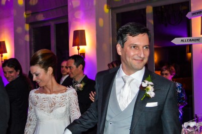 Miniature A Tom Prod #7 Un homme et une femme dansent ensemble lors d'un événement, entourés de plusieurs personnes en arrière-plan.