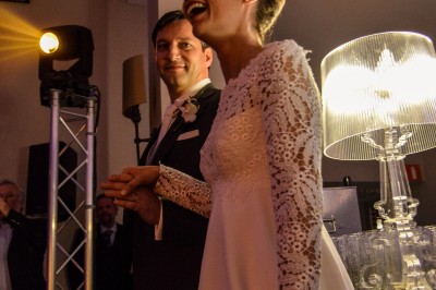 Miniature A Tom Prod #8 Un homme et une femme dansent ensemble lors d'un événement, entourés de plusieurs personnes en arrière-plan.