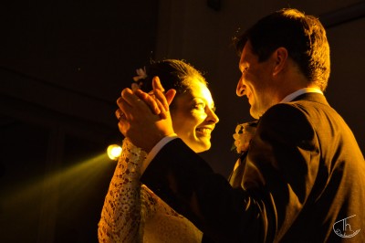 Miniature A Tom Prod #9 Un homme et une femme dansent ensemble lors d'un événement, entourés de plusieurs personnes en arrière-plan.