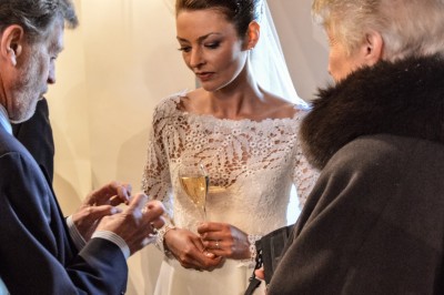 Miniature A Tom Prod #10 Un homme et une femme dansent ensemble lors d'un événement, entourés de plusieurs personnes en arrière-plan.