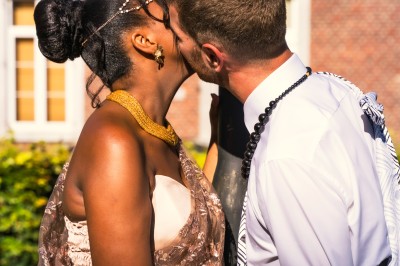 Miniature A Tom Prod #12 Un homme et une femme dansent ensemble lors d'un événement, entourés de plusieurs personnes en arrière-plan.