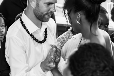 Miniature A Tom Prod #13 Un homme et une femme dansent ensemble lors d'un événement, entourés de plusieurs personnes en arrière-plan.