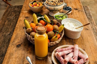 Assiette contenant une cuisse de poulet grillée, des rondelles de carottes, des courgettes et des pommes de terre rôties.