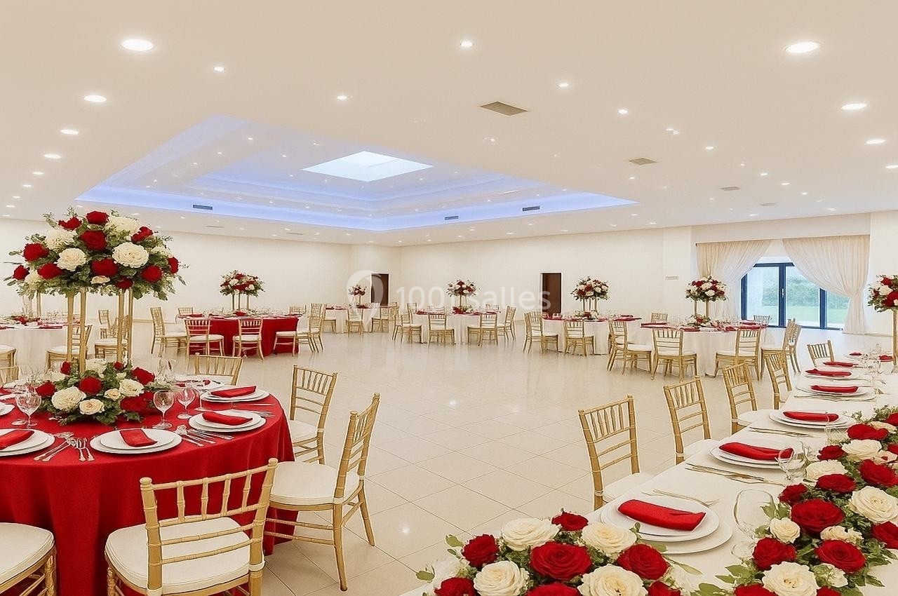 Salle de réception lumineuse avec des tables décorées de nappes rouges, chaises dorées et arrangements floraux rouges et…
