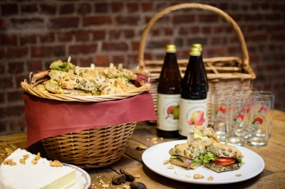 Miniature Traiteur Saint-Gilles (Bruxelles-Capitale) - La Tricoterie Traiteur #13 Une personne manipule une pâte à pizza en la faisant tourner dans un environnement de cuisine.