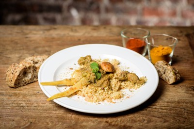 Miniature Traiteur Saint-Gilles (Bruxelles-Capitale) - La Tricoterie Traiteur #14 Une personne manipule une pâte à pizza en la faisant tourner dans un environnement de cuisine.