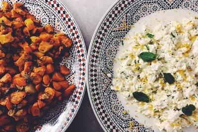 Miniature Traiteur Saint-Gilles (Bruxelles-Capitale) - La Tricoterie Traiteur #3 Une personne manipule une pâte à pizza en la faisant tourner dans un environnement de cuisine.