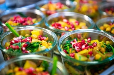 Miniature Traiteur Saint-Gilles (Bruxelles-Capitale) - La Tricoterie Traiteur #10 Une personne manipule une pâte à pizza en la faisant tourner dans un environnement de cuisine.