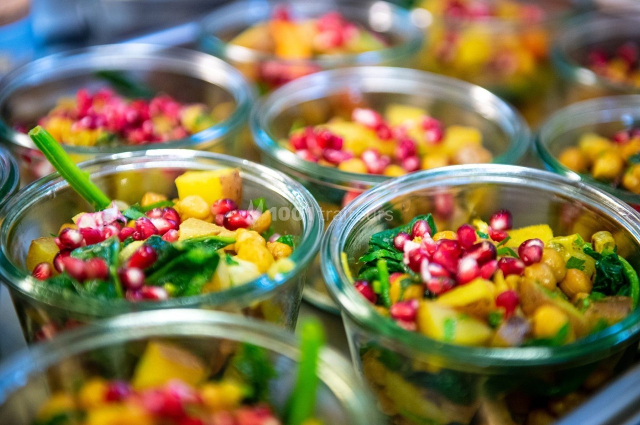 Salades colorées en verrines avec pois chiches, épinards, grenade et légumes variés.