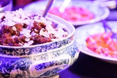 Miniature Traiteur Saint-Gilles (Bruxelles-Capitale) - La Tricoterie Traiteur #14 Une personne manipule une pâte à pizza en la faisant tourner dans un environnement de cuisine.