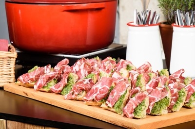 Miniature Traiteur Saint-Gilles (Bruxelles-Capitale) - La Tricoterie Traiteur #15 Une personne manipule une pâte à pizza en la faisant tourner dans un environnement de cuisine.