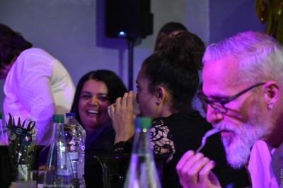 Miniature DJ Cognin-les-Gorges (Isère) - Jps Events #3 Installation de matériel de sonorisation et éclairage dans une pièce avec plafond en poutres apparentes.