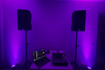 Miniature DJ Cognin-les-Gorges (Isère) - Jps Events #4 Installation de matériel de sonorisation et éclairage dans une pièce avec plafond en poutres apparentes.