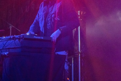 Miniature DJ Cognin-les-Gorges (Isère) - Jps Events #2 Installation de matériel de sonorisation et éclairage dans une pièce avec plafond en poutres apparentes.