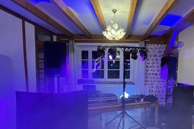 Miniature DJ Cognin-les-Gorges (Isère) - Jps Events #6 Installation de matériel de sonorisation et éclairage dans une pièce avec plafond en poutres apparentes.