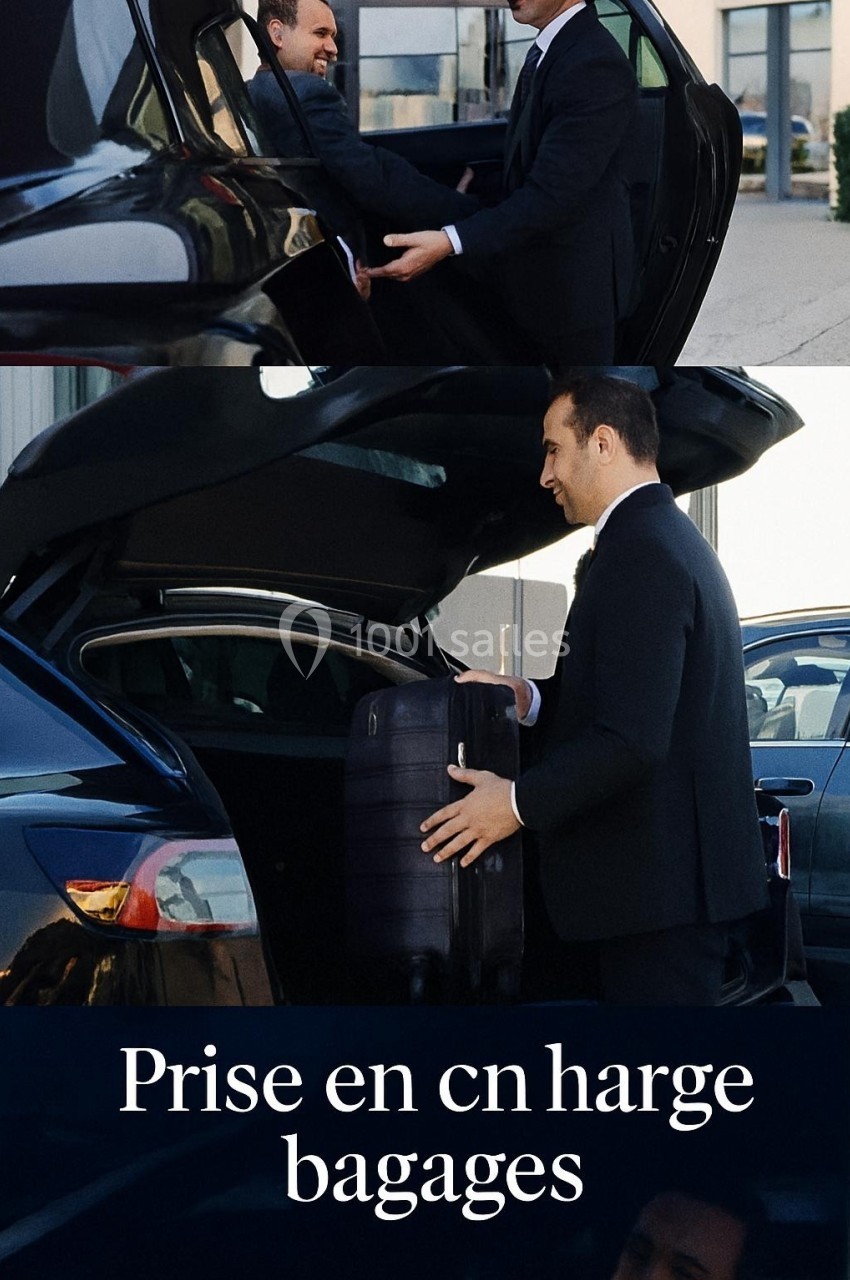 Un homme en costume charge une valise dans le coffre ouvert d'une voiture devant un bâtiment.