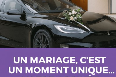 Voiture noire décorée pour un mariage, stationnée devant un bâtiment élégant avec colonnes et lanterne.