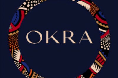 Miniature Traiteur Bordeaux (Gironde) - Okra #12 Cercle orné de motifs colorés entourant le mot ’OKRA’ sur un fond bleu foncé.
