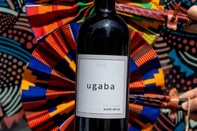 Miniature Traiteur Bordeaux (Gironde) - Okra #6 Cercle orné de motifs colorés entourant le mot ’OKRA’ sur un fond bleu foncé.