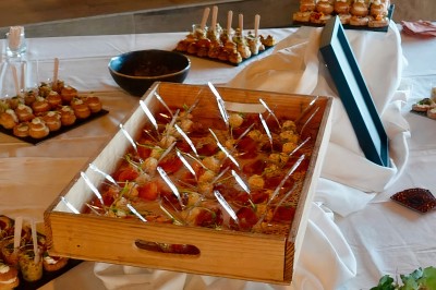 Miniature Traiteur Bordeaux (Gironde) - Okra #4 Cercle orné de motifs colorés entourant le mot ’OKRA’ sur un fond bleu foncé.