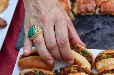 Miniature Traiteur Bordeaux (Gironde) - Okra #9 Cercle orné de motifs colorés entourant le mot ’OKRA’ sur un fond bleu foncé.
