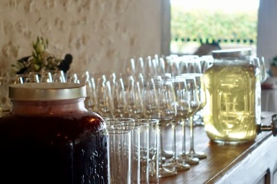 Miniature Traiteur Bordeaux (Gironde) - Okra #10 Cercle orné de motifs colorés entourant le mot ’OKRA’ sur un fond bleu foncé.