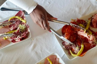 Miniature Traiteur Bordeaux (Gironde) - Okra #7 Cercle orné de motifs colorés entourant le mot ’OKRA’ sur un fond bleu foncé.