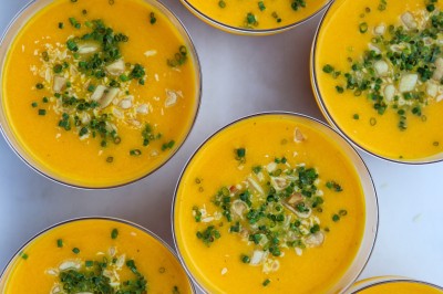 Miniature Traiteur Bordeaux (Gironde) - Okra #8 Cercle orné de motifs colorés entourant le mot ’OKRA’ sur un fond bleu foncé.