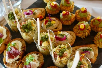 Miniature Traiteur Bordeaux (Gironde) - Okra #3 Cercle orné de motifs colorés entourant le mot ’OKRA’ sur un fond bleu foncé.