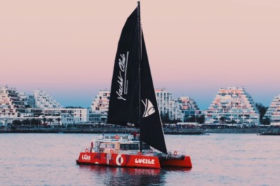 Vue d'ensemble d'un salon professionnel dédié au cyclisme avec stands, vélos exposés et visiteurs.