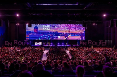 Vue d'ensemble d'un salon professionnel dédié au cyclisme avec stands, vélos exposés et visiteurs.