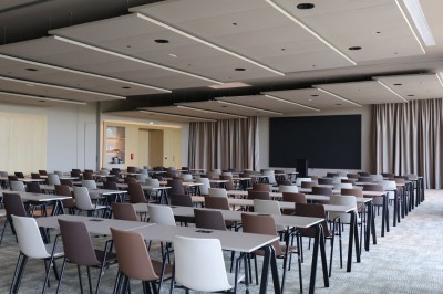 Vue d'ensemble d'un salon professionnel dédié au cyclisme avec stands, vélos exposés et visiteurs.