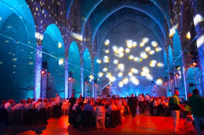 Un groupe de personnes explore une boîte ouverte au milieu de vignes ensoleillées.