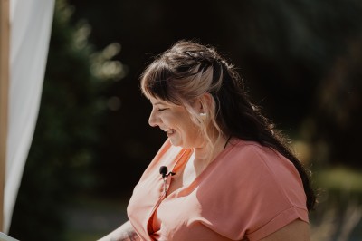 Miniature Love & Heart Cérémonies #3 Un couple allume ensemble une bougie blanche lors d'une cérémonie, entouré de fleurs et de verdure.