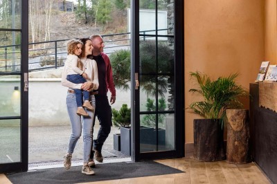 Rangée de vélos électriques noirs et rouges alignés dans un entrepôt avec des supports de rangement en arrière-plan.