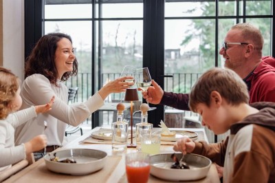 Rangée de vélos électriques noirs et rouges alignés dans un entrepôt avec des supports de rangement en arrière-plan.