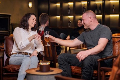 Rangée de vélos électriques noirs et rouges alignés dans un entrepôt avec des supports de rangement en arrière-plan.