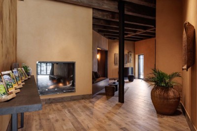 Rangée de vélos électriques noirs et rouges alignés dans un entrepôt avec des supports de rangement en arrière-plan.