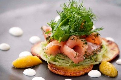 Rangée de vélos électriques noirs et rouges alignés dans un entrepôt avec des supports de rangement en arrière-plan.