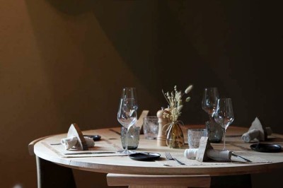 Rangée de vélos électriques noirs et rouges alignés dans un entrepôt avec des supports de rangement en arrière-plan.