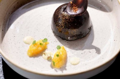 Rangée de vélos électriques noirs et rouges alignés dans un entrepôt avec des supports de rangement en arrière-plan.