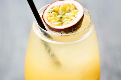 Rangée de vélos électriques noirs et rouges alignés dans un entrepôt avec des supports de rangement en arrière-plan.