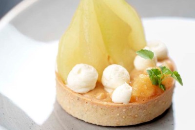 Rangée de vélos électriques noirs et rouges alignés dans un entrepôt avec des supports de rangement en arrière-plan.