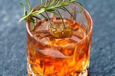 Rangée de vélos électriques noirs et rouges alignés dans un entrepôt avec des supports de rangement en arrière-plan.