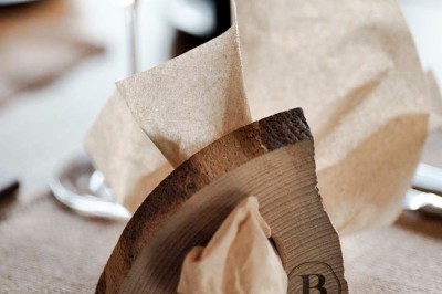 Rangée de vélos électriques noirs et rouges alignés dans un entrepôt avec des supports de rangement en arrière-plan.